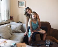 
Jana žila s rodiči do svých 35 let. Výborně si rozumněla hlavně s otcem. Dnes její otec už nežije a Jana se stará o částečně invalidní matku. Anička se narodila, když bylo Janě 40 let. Otce Anička nemá.
<BR><B>
Jana: </B><I>Pocit sounáležitosti, který by byl vlastní oběma, jsem zatím s žádným mužem nenalezla. 
</I>